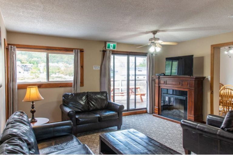 4 bdrm Apartment - Private Beach Access - Walk to the Village #B1_18