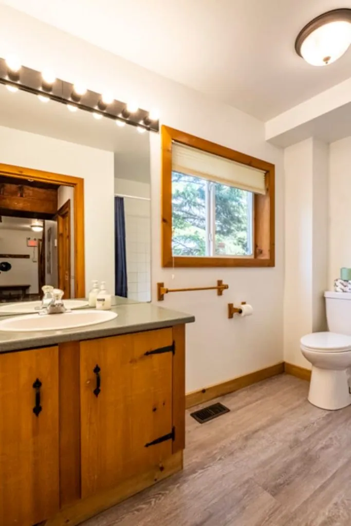 4 bedroom Cottage - Private Beach Access - Walk to Blue Mountain Village_16