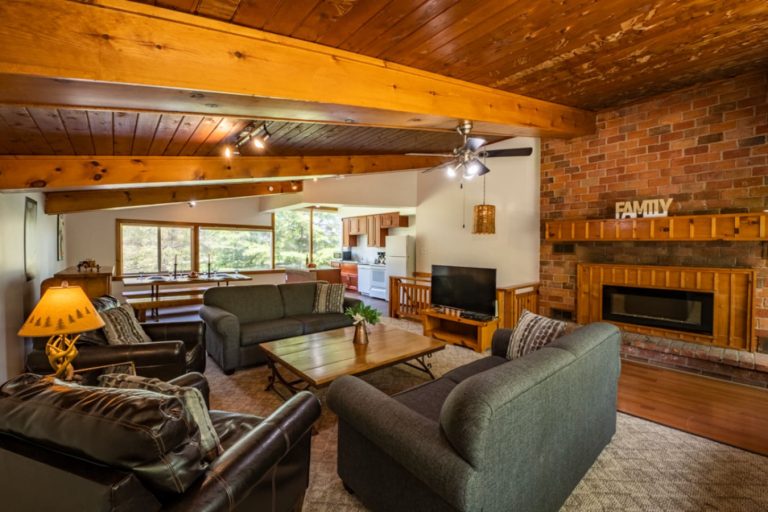4 bedroom Cottage - Private Beach Access - Walk to Blue Mountain Village_5
