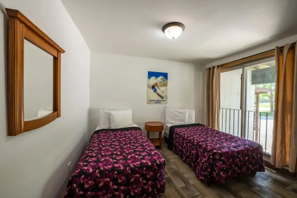 6 BR Blue Mountain Cottage - Private Beach - Hot Tub, Sauna, Ping Pong Table #52L_10