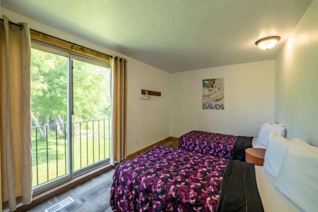 6 BR Blue Mountain Cottage - Private Beach - Hot Tub, Sauna, Ping Pong Table #52L_16