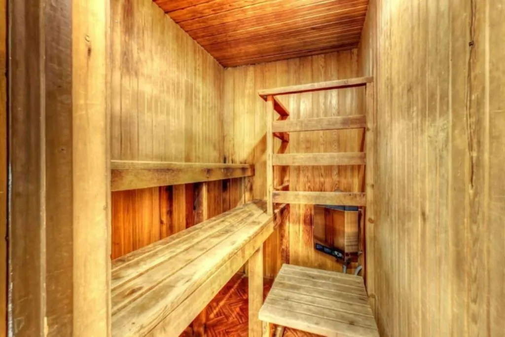 6 BR Blue Mountain Cottage - Private Beach - Hot Tub, Sauna, Ping Pong Table #52L_4
