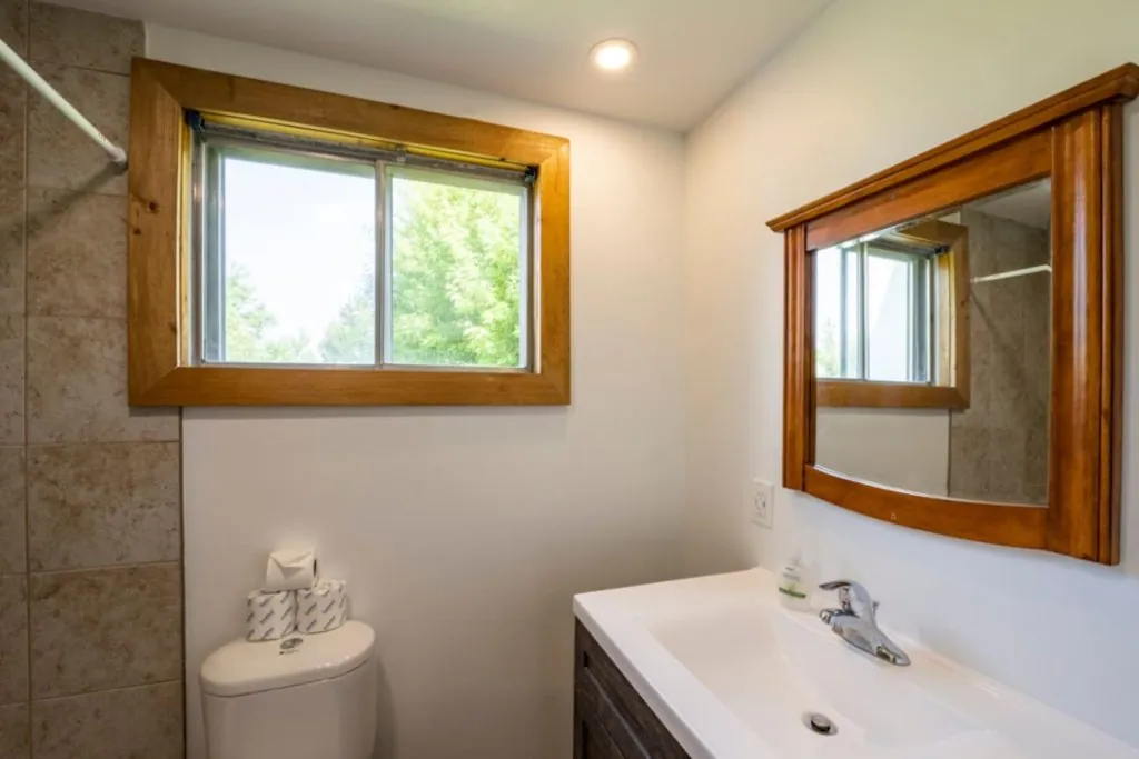 6 BR Blue Mountain Cottage - Private Beach - Hot Tub, Sauna, Ping Pong Table #52L_48
