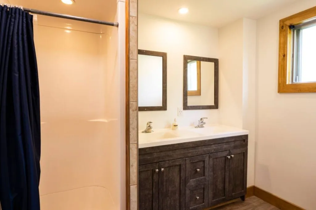 6 BR Blue Mountain Cottage - Private Beach - Hot Tub, Sauna, Ping Pong Table #52L_49