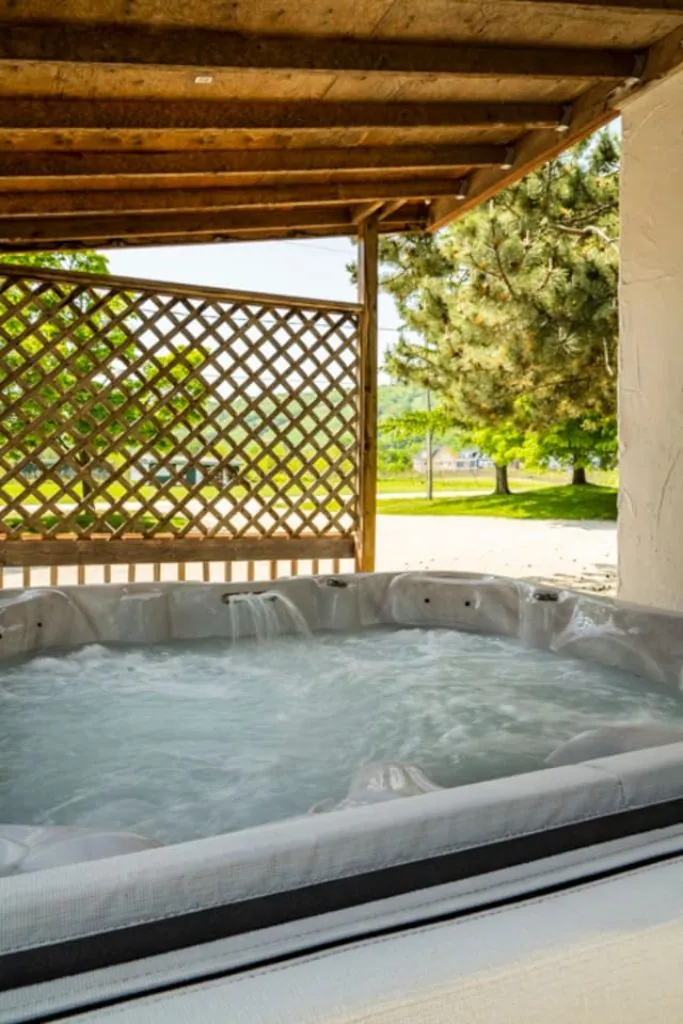6 BR Blue Mountain Cottage - Private Beach - Hot Tub, Sauna, Ping Pong Table #52L_51