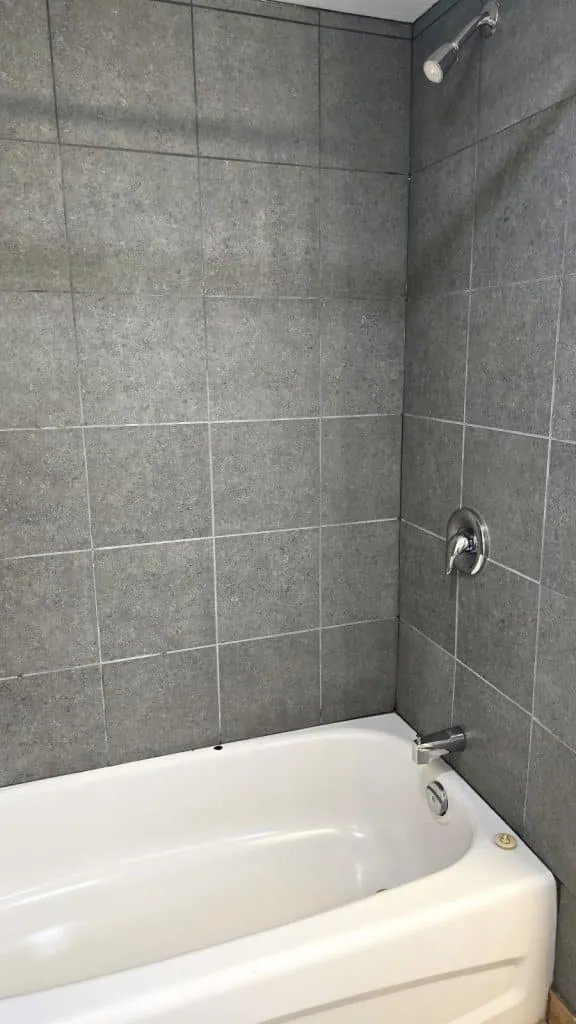 FO1 BATHROOM 1