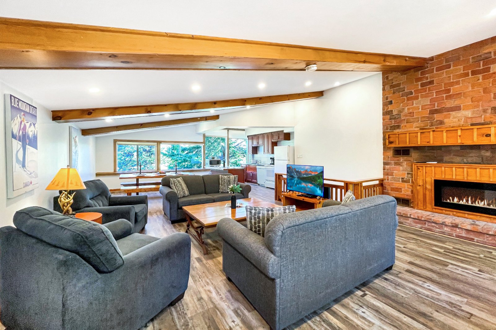 4 bedroom Cottage - Private Beach Access - Walk to Blue Mountain Village - #FO1
