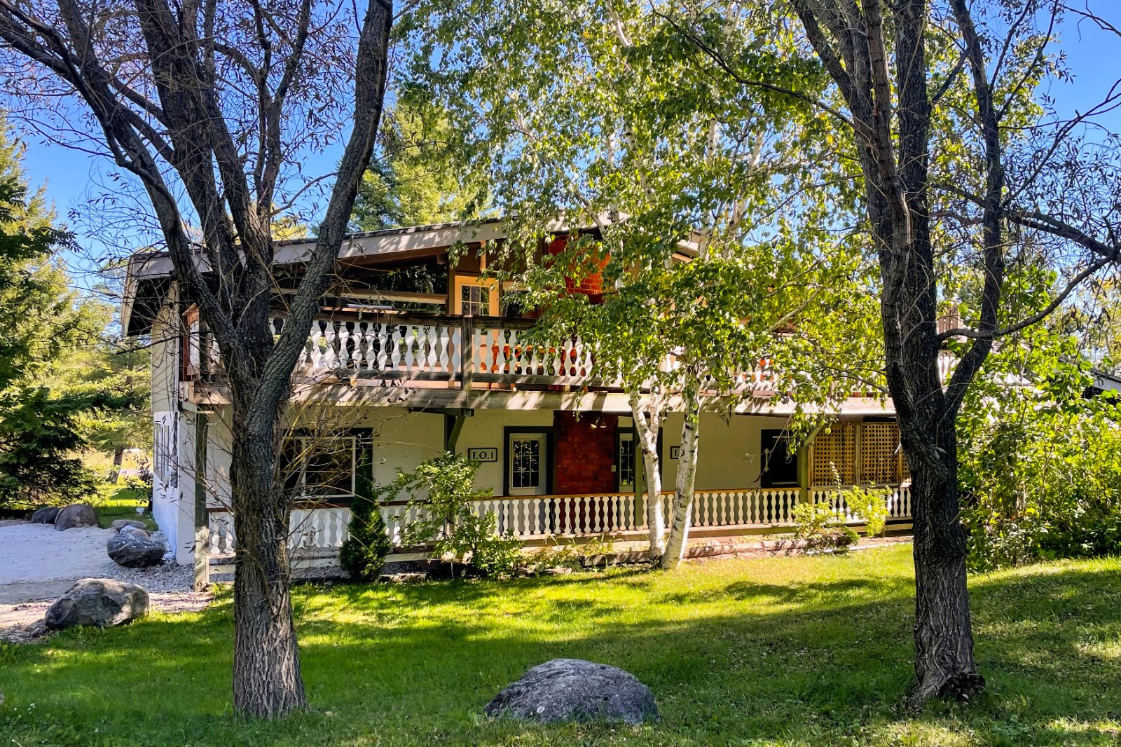 4 bedroom Cottage - Private Beach Access - Walk to Blue Mountain Village - #FO1