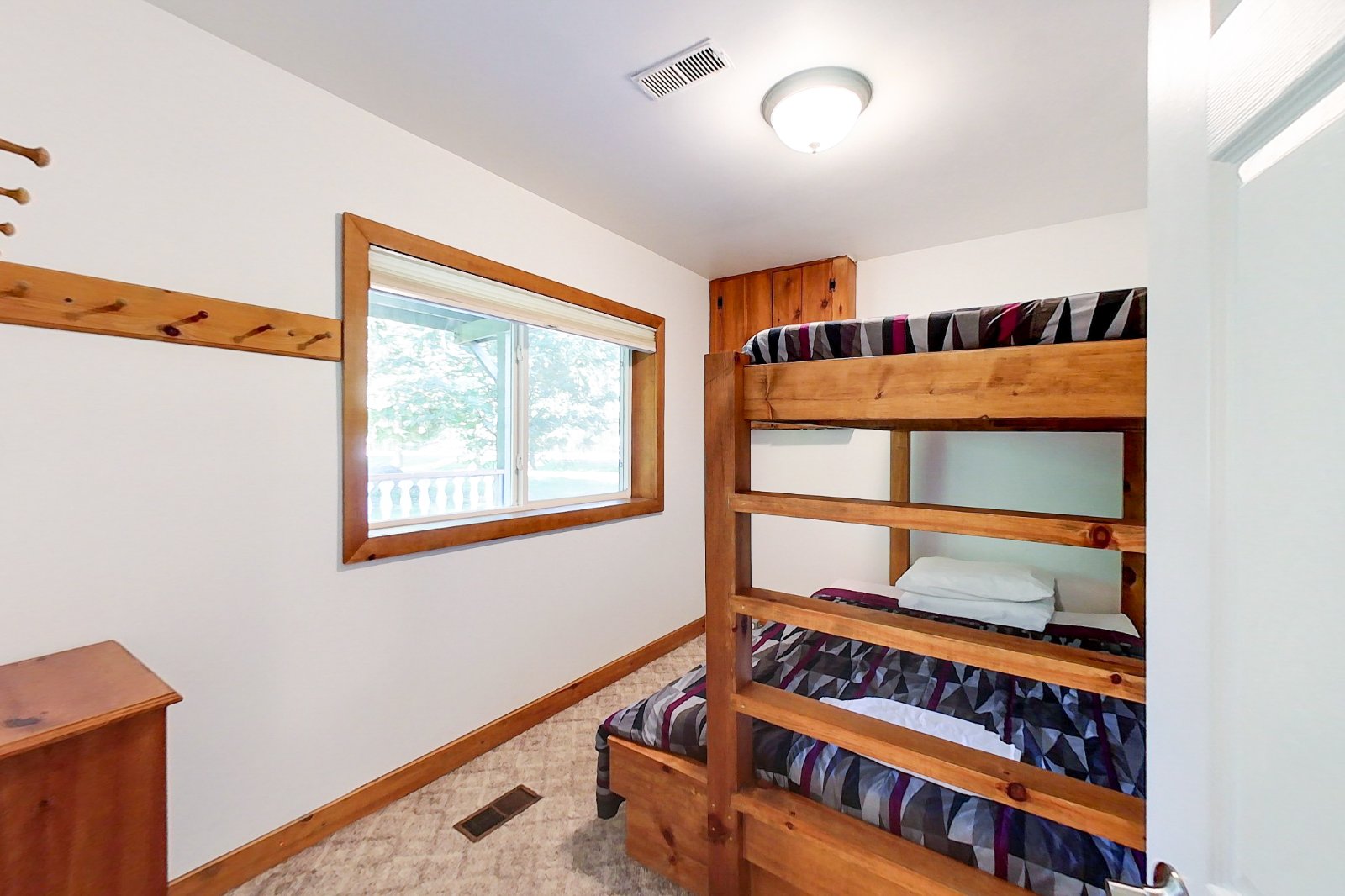 4 bedroom Cottage - Private Beach Access - Walk to Blue Mountain Village - #FO1