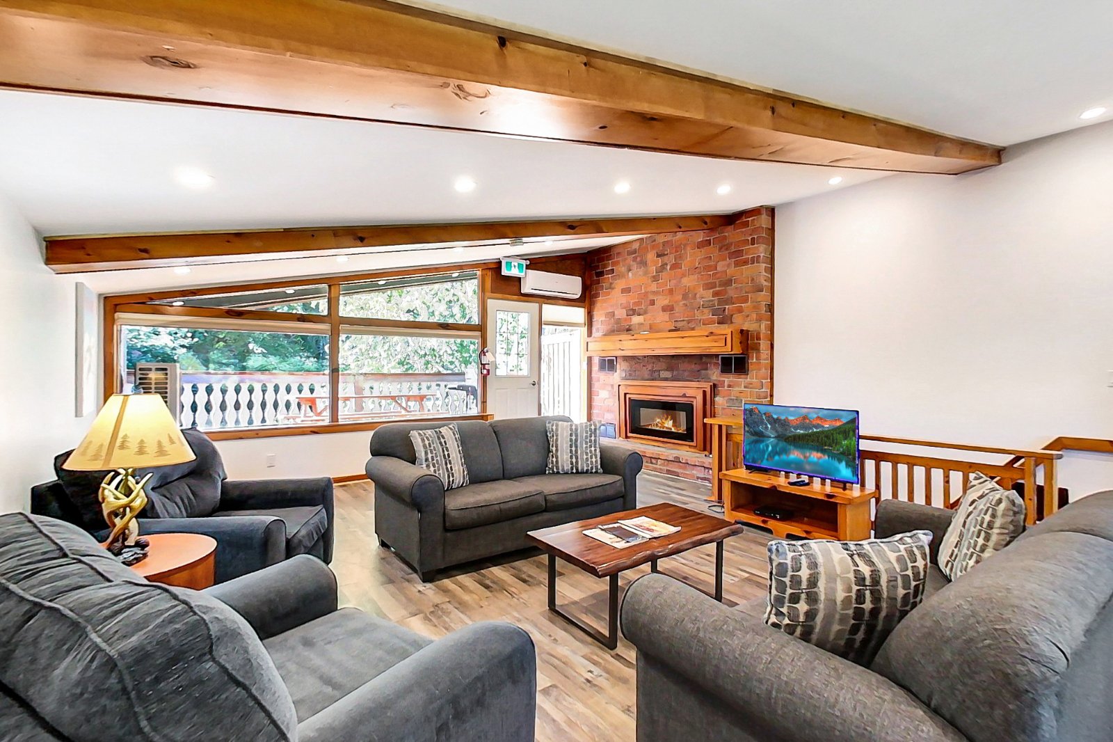 4 bedroom Cottage - Private Beach Access - Walk to Blue Mountain Village - #FO2