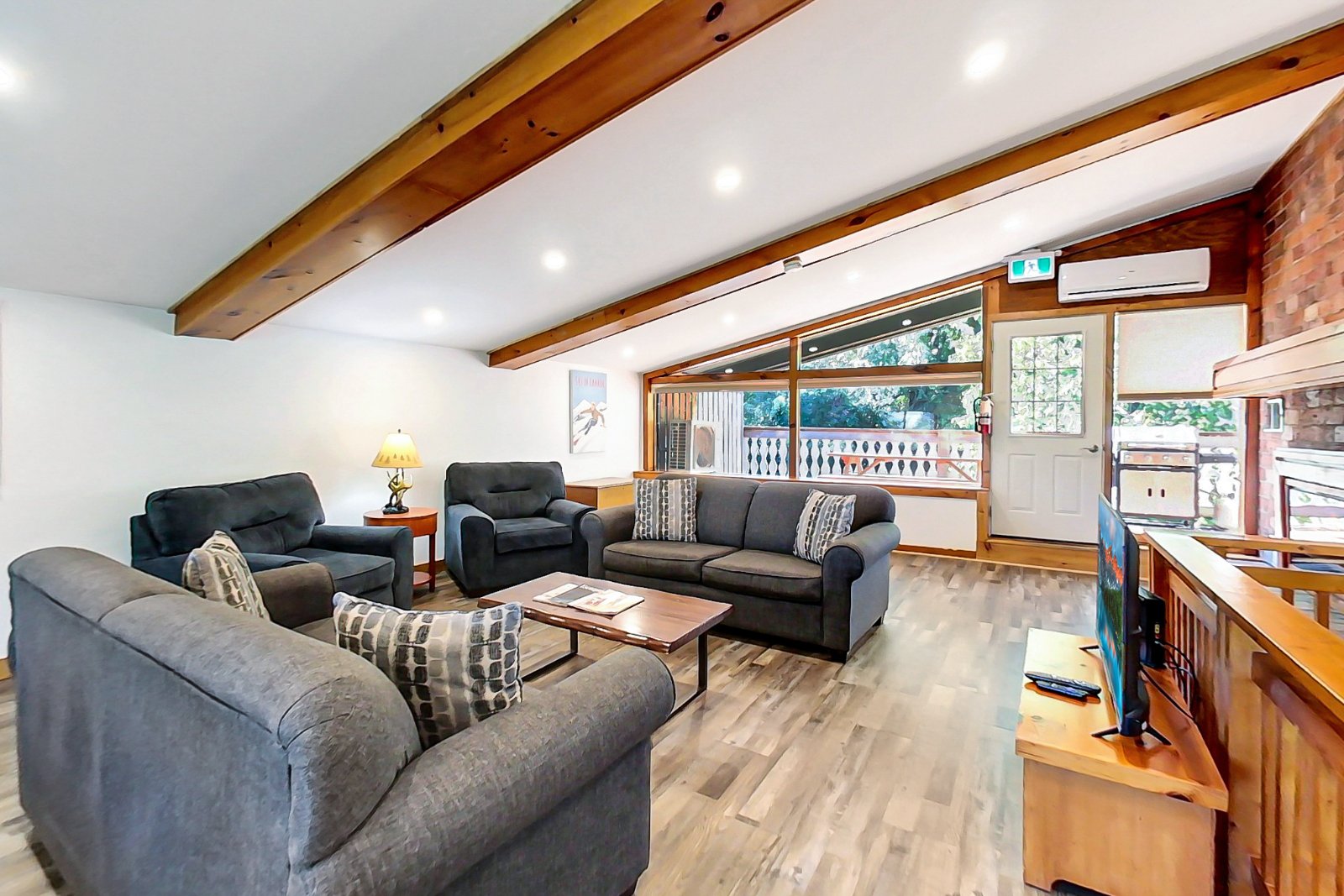4 bedroom Cottage - Private Beach Access - Walk to Blue Mountain Village - #FO2