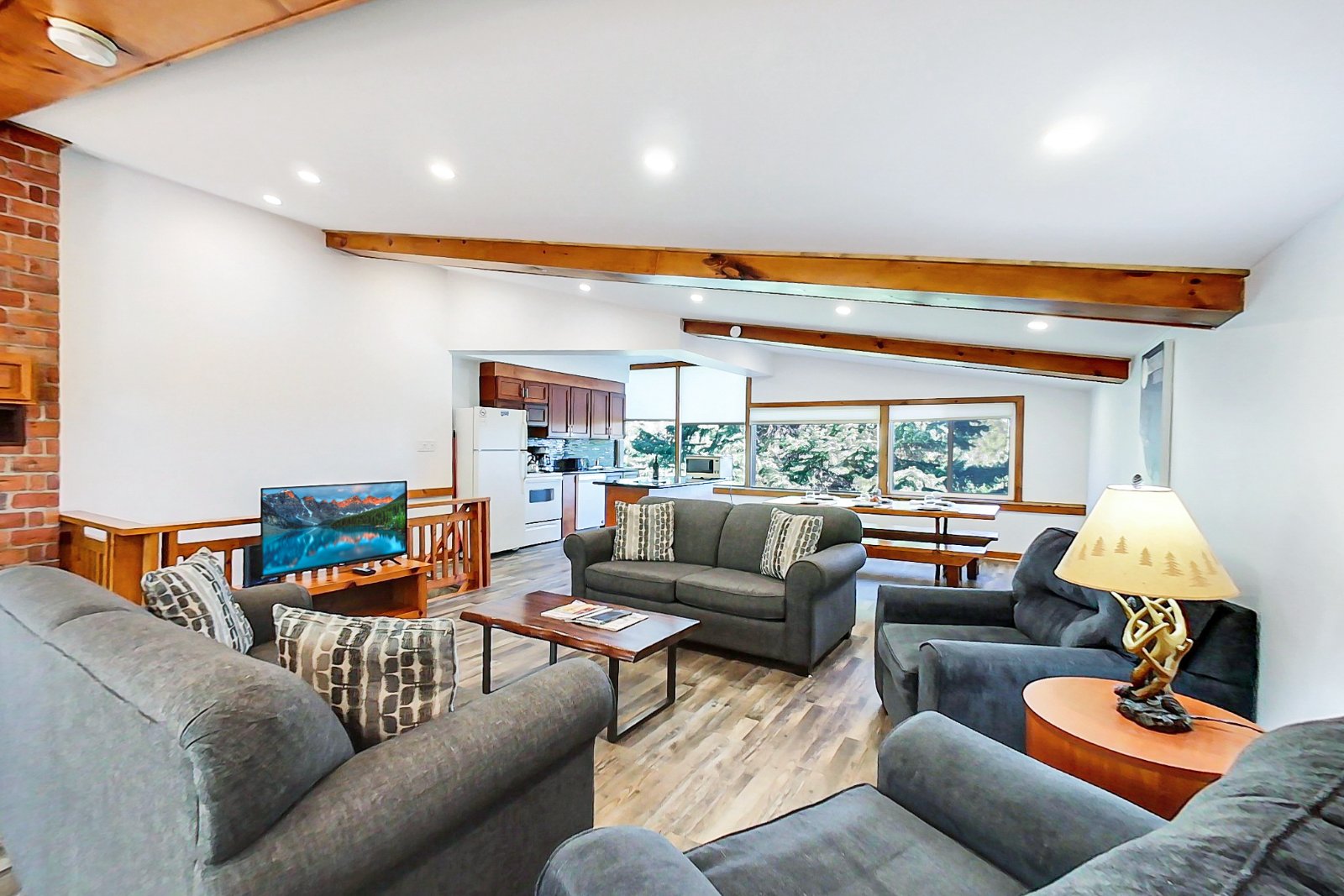 4 bedroom Cottage - Private Beach Access - Walk to Blue Mountain Village - #FO2