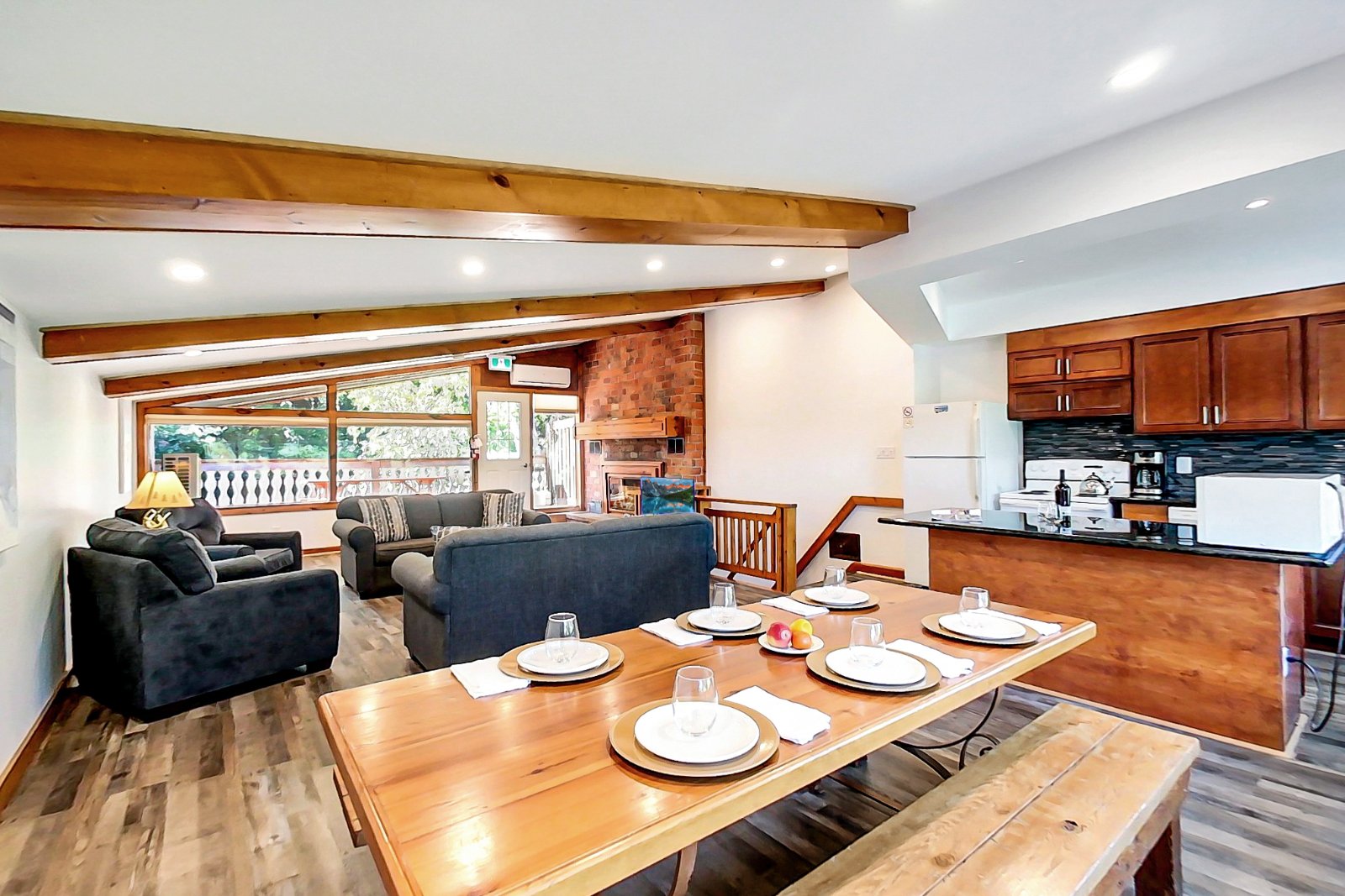 4 bedroom Cottage - Private Beach Access - Walk to Blue Mountain Village - #FO2