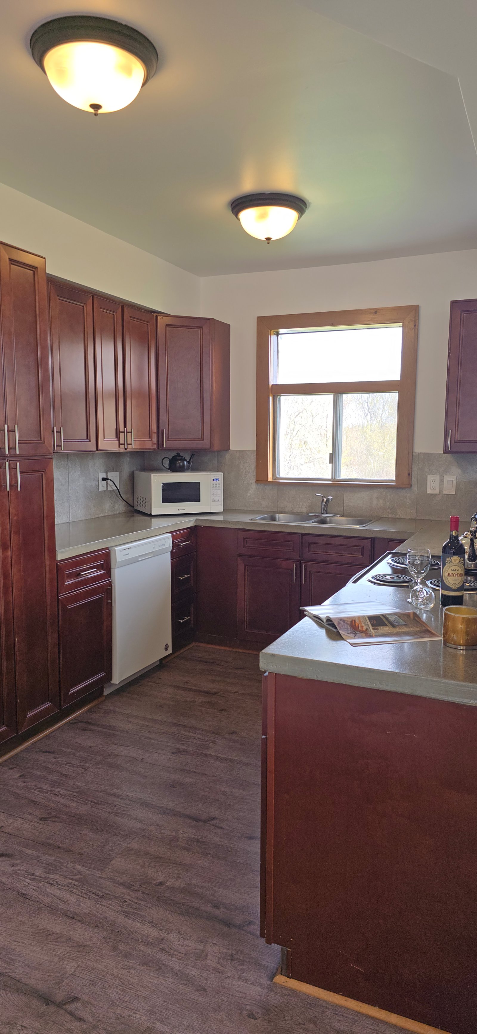 6 bdrm Blue Mountain Cottage - Private Beach - Hot Tub - Sauna, Ping Pong Table - #52L