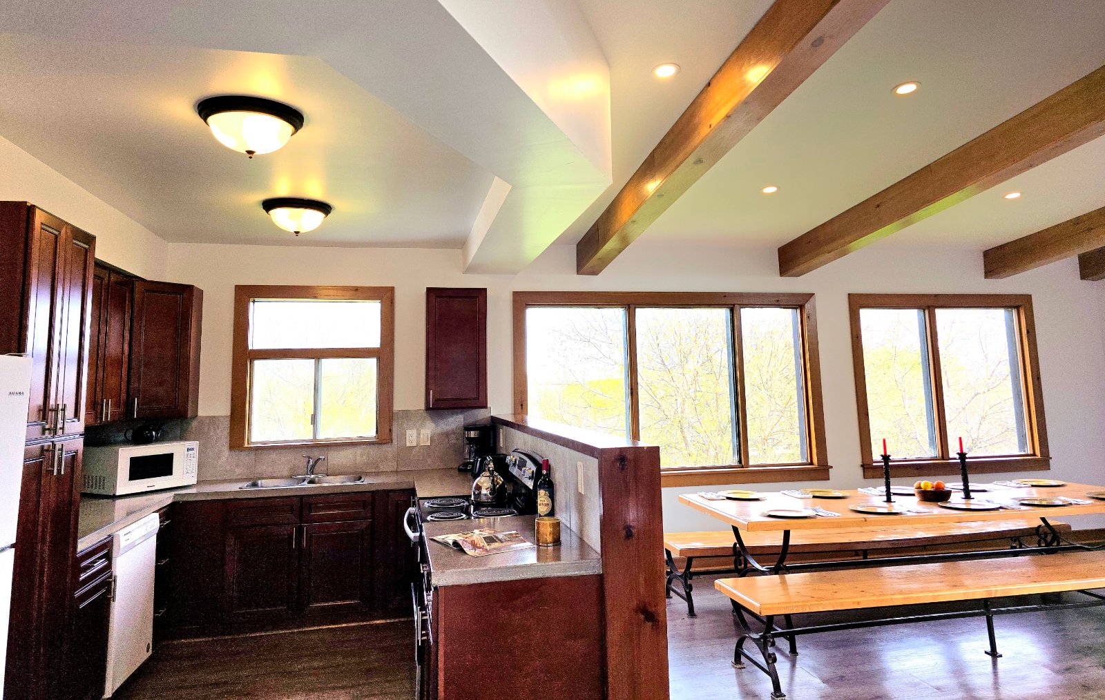 6 bdrm Blue Mountain Cottage - Private Beach - Hot Tub - Sauna, Ping Pong Table - #52L
