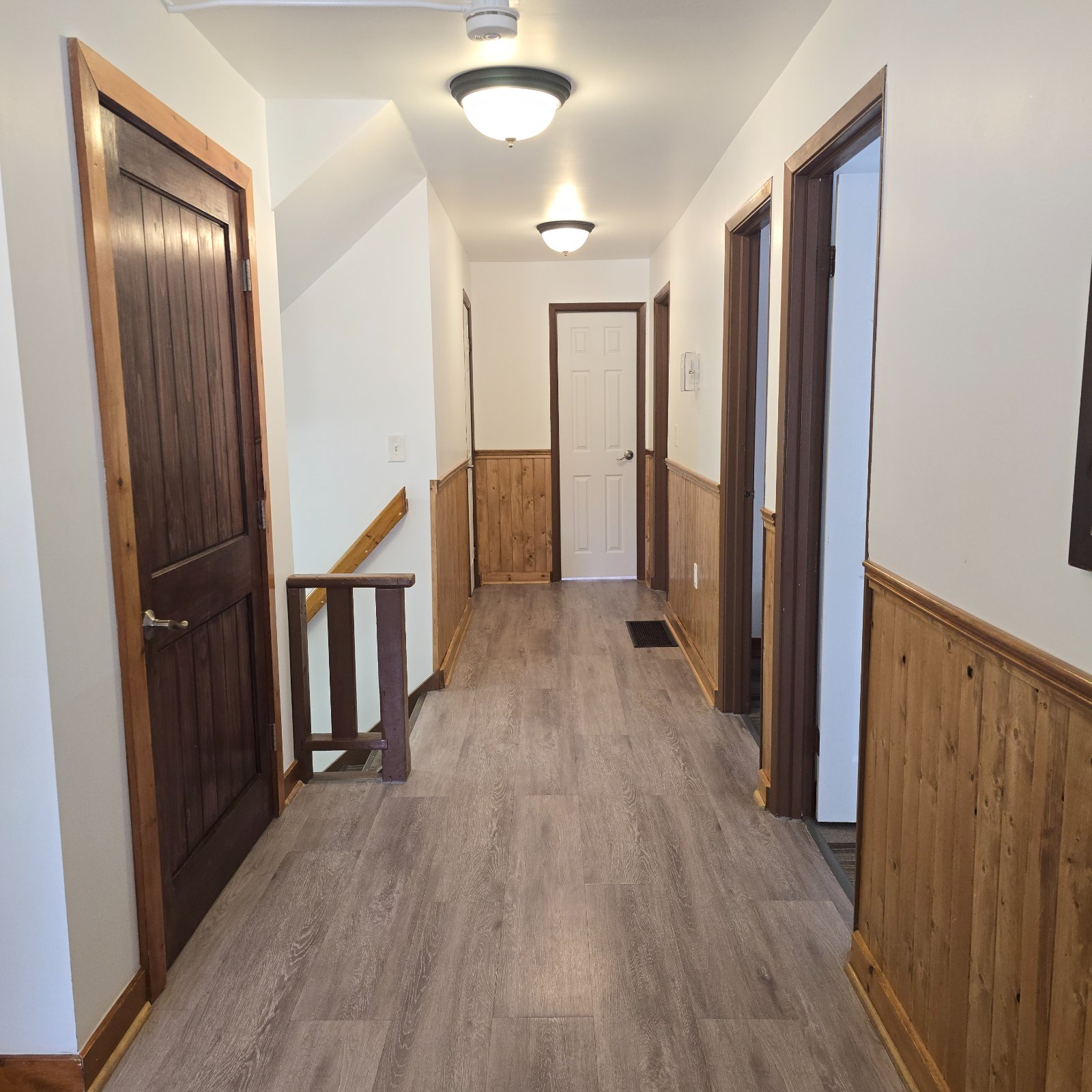 6 bdrm Blue Mountain Cottage - Private Beach - Hot Tub - Sauna, Ping Pong Table - #52L