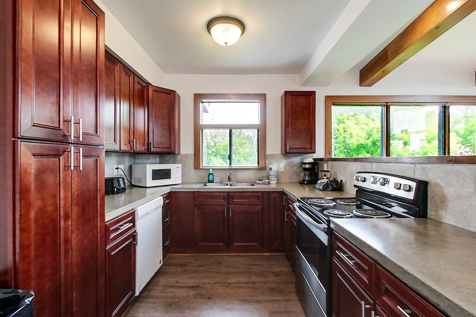 6 bdrm Blue Mountain Cottage - Private Beach - Hot Tub - Sauna, Ping Pong Table - #53L