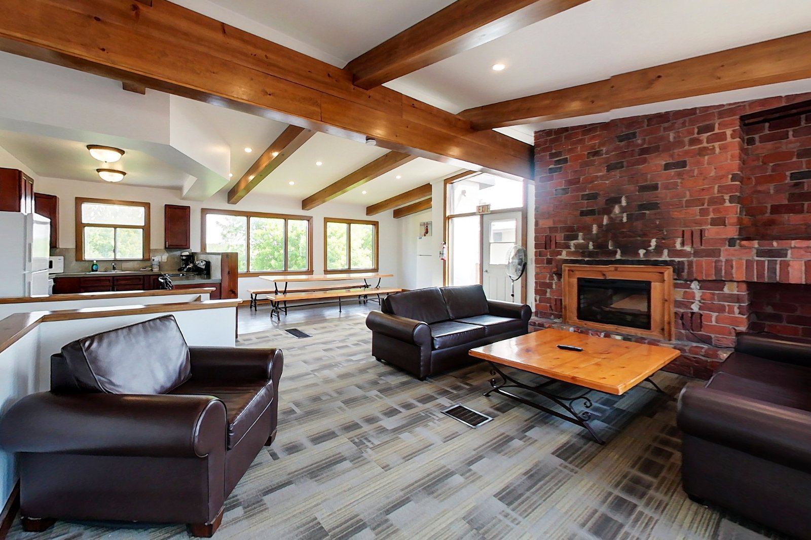 6 bdrm Blue Mountain Cottage - Private Beach - Hot Tub - Sauna, Ping Pong Table - #53R