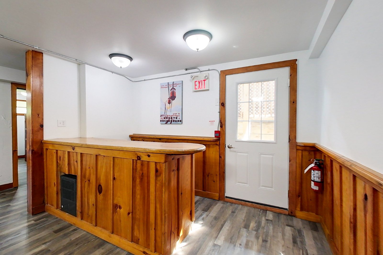 6 bdrm Blue Mountain Cottage - Private Beach - Hot Tub - Sauna, Ping Pong Table - #53R
