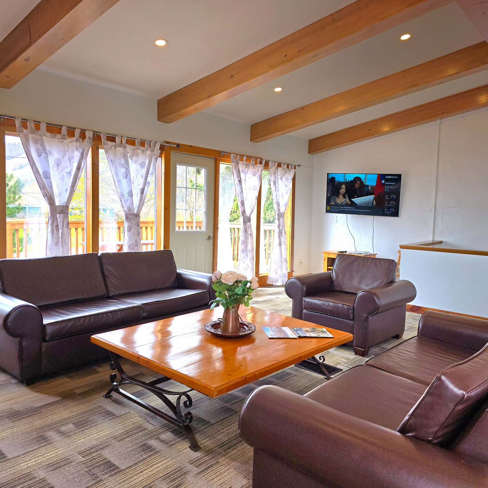6 bdrm Blue Mountain Cottage - Private Beach - Hot Tub - Sauna, Ping Pong Table - #52R