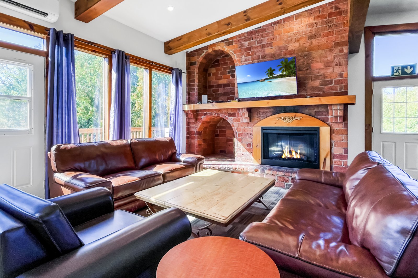 8 bedroom Stand Alone Chalet/Cottage with Hot Tub, sauna, Ping Pong Table at Blue Mountain #54