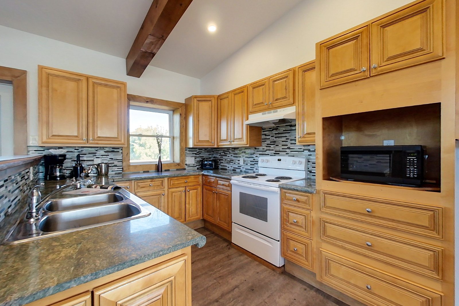 8 bedroom Stand Alone Chalet/Cottage with Hot Tub, sauna, Ping Pong Table at Blue Mountain #54