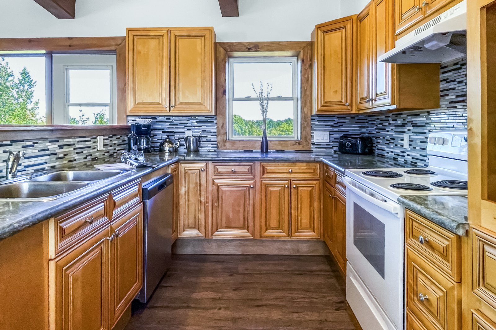 8 bedroom Stand Alone Chalet/Cottage with Hot Tub, sauna, Ping Pong Table at Blue Mountain #54